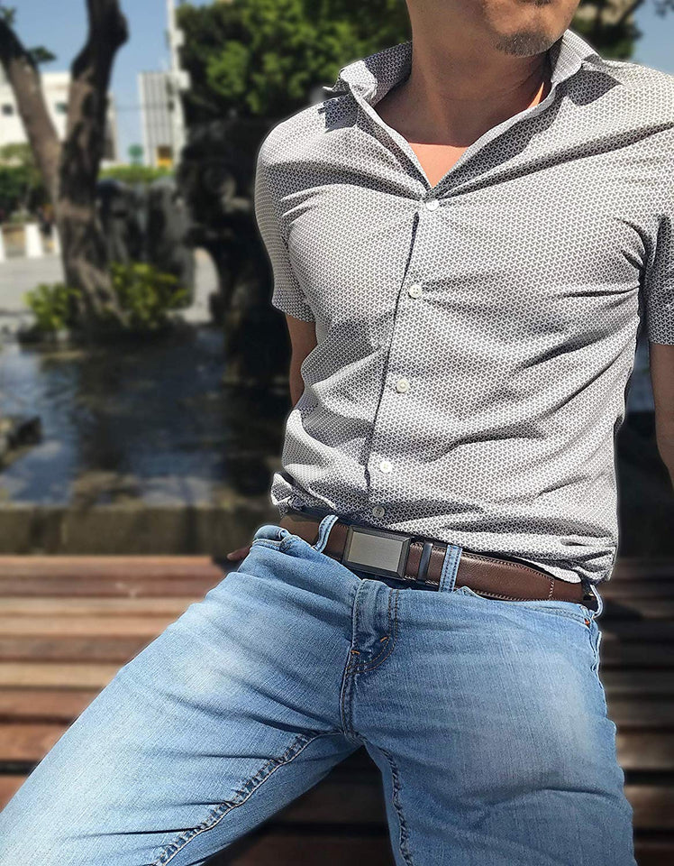 SIGLO® Cinturón para Hombres de Piel con Hebilla Automática – Diseño sin Agujeros – Cinturón de Clic Ajustable – Se adapta a tamaños 30-44 – Corte a su Ajuste Exacto – Correa Café y Hebilla Plateada